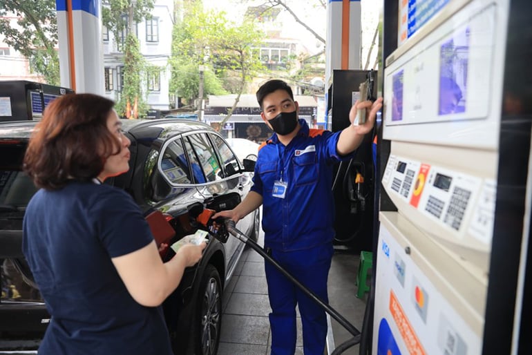 Gasoline and fuel oil prices increased, while other oil products decreased by nearly 200 VND per liter.