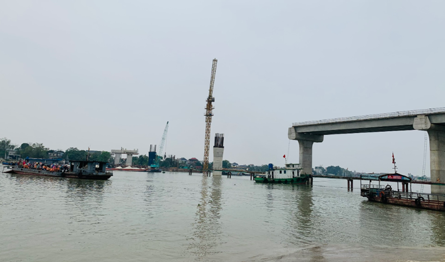 Construction of Dong Cao bridge is part of the investment project to build a development axis connecting Nam Dinh marine economic zone with Cau Gie-Ninh Binh expressway (phase II).