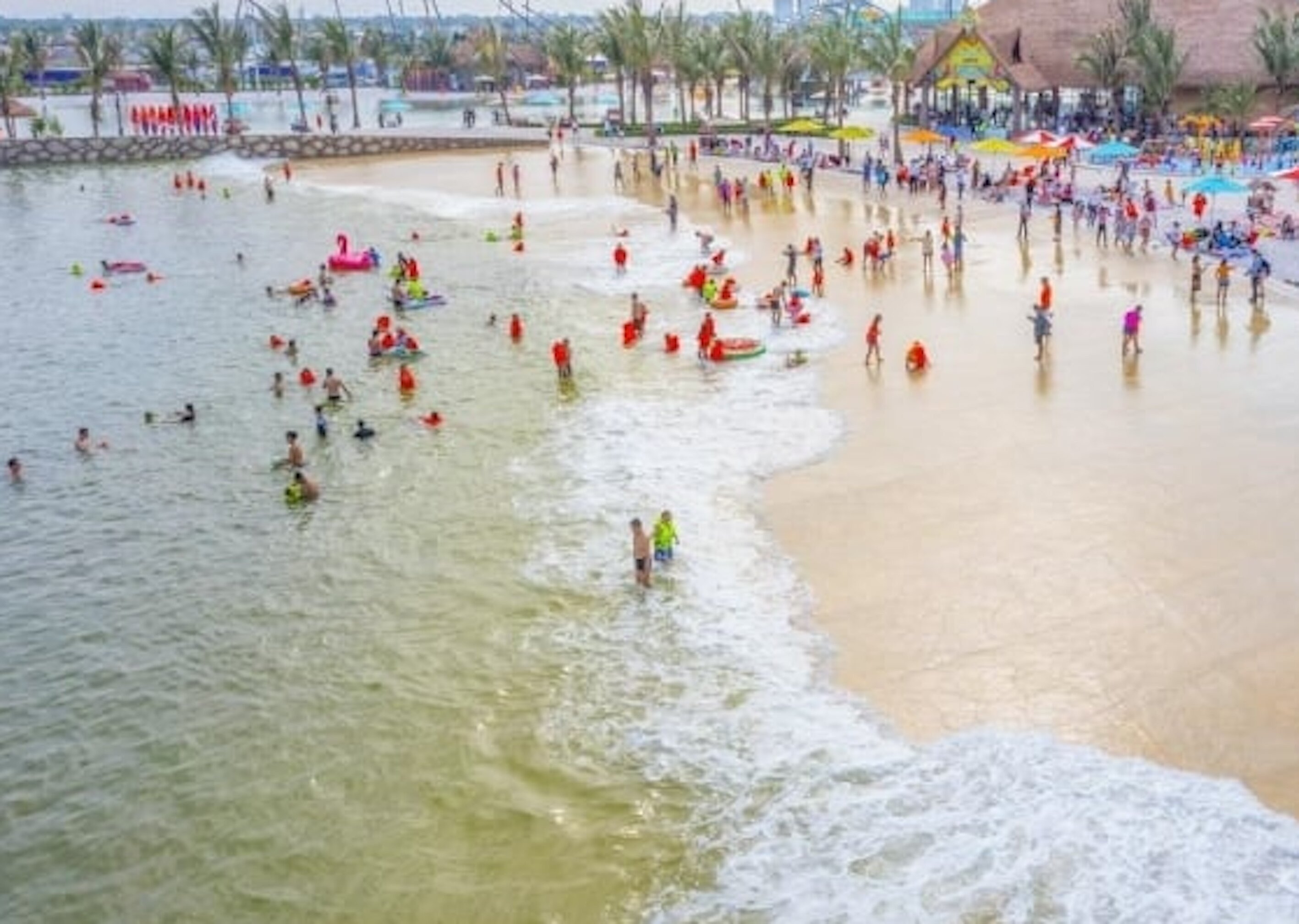 Touristen müssen nicht nur die Küstengebiete besuchen, sondern können auch direkt in der Hauptstadt an künstlichen Stränden schwimmen gehen. (Foto: Bao Anh)