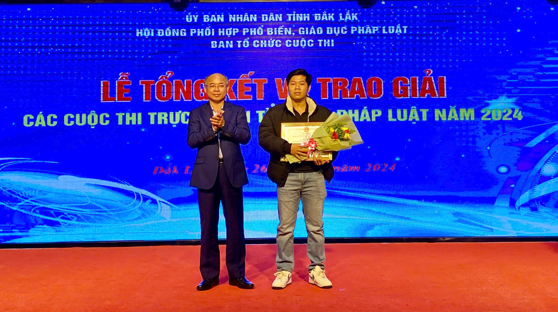 Trao giải các Cuộc thi trực tuyến tìm hiểu pháp luật năm 2024