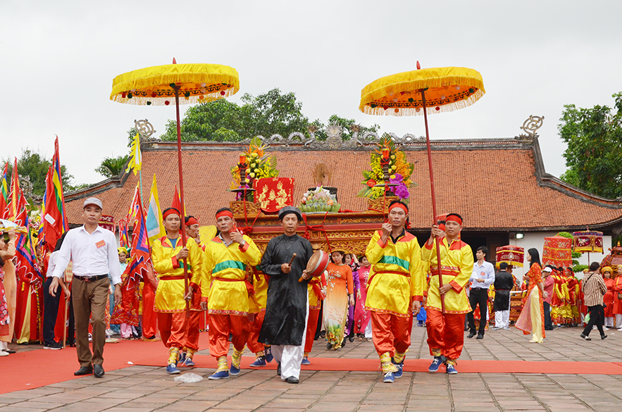 Procesión en el tradicional festival de Bach Dang.