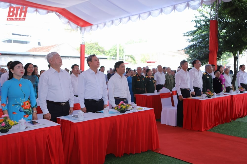 Bí thư Tỉnh ủy Nguyễn Doãn Anh chung vui ngày hội đại đoàn kết toàn dân tộc tại khu phố Quảng Xá