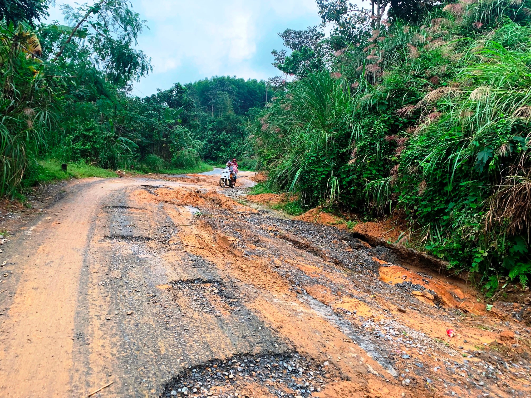 La carretera provincial 587 que pasa por la comuna de Huc está gravemente dañada.