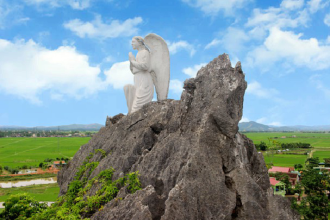 Statue d'ange au sommet de la falaise de Bao Nham.
