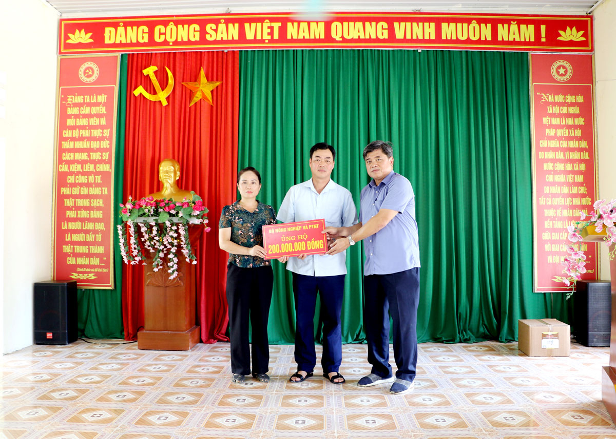 Der stellvertretende Minister für Landwirtschaft und ländliche Entwicklung, Tran Thanh Nam, spendete der Gemeinde Yen Thanh (Quang Binh) 200 Millionen VND, um den Menschen zu helfen, die Folgen von Naturkatastrophen zu überwinden.