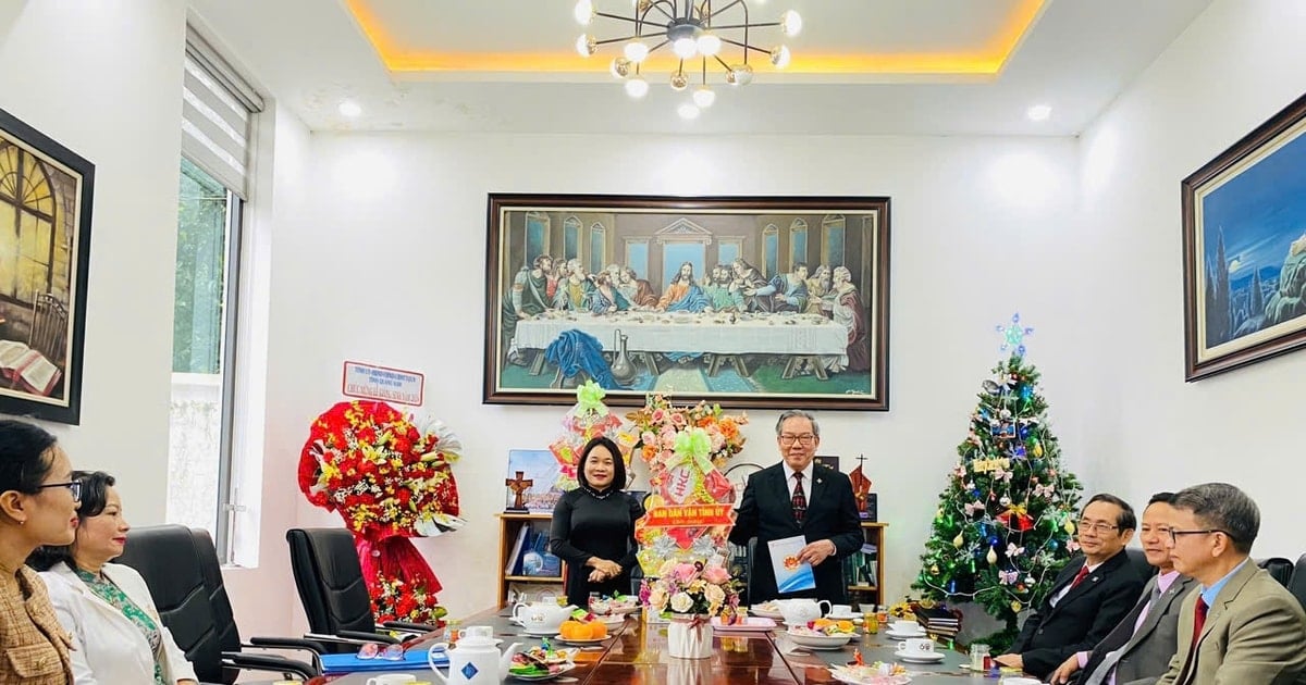 Quang Nam Provincial Party Committee's Mass Mobilization Committee visits and congratulates religious establishments on Christmas