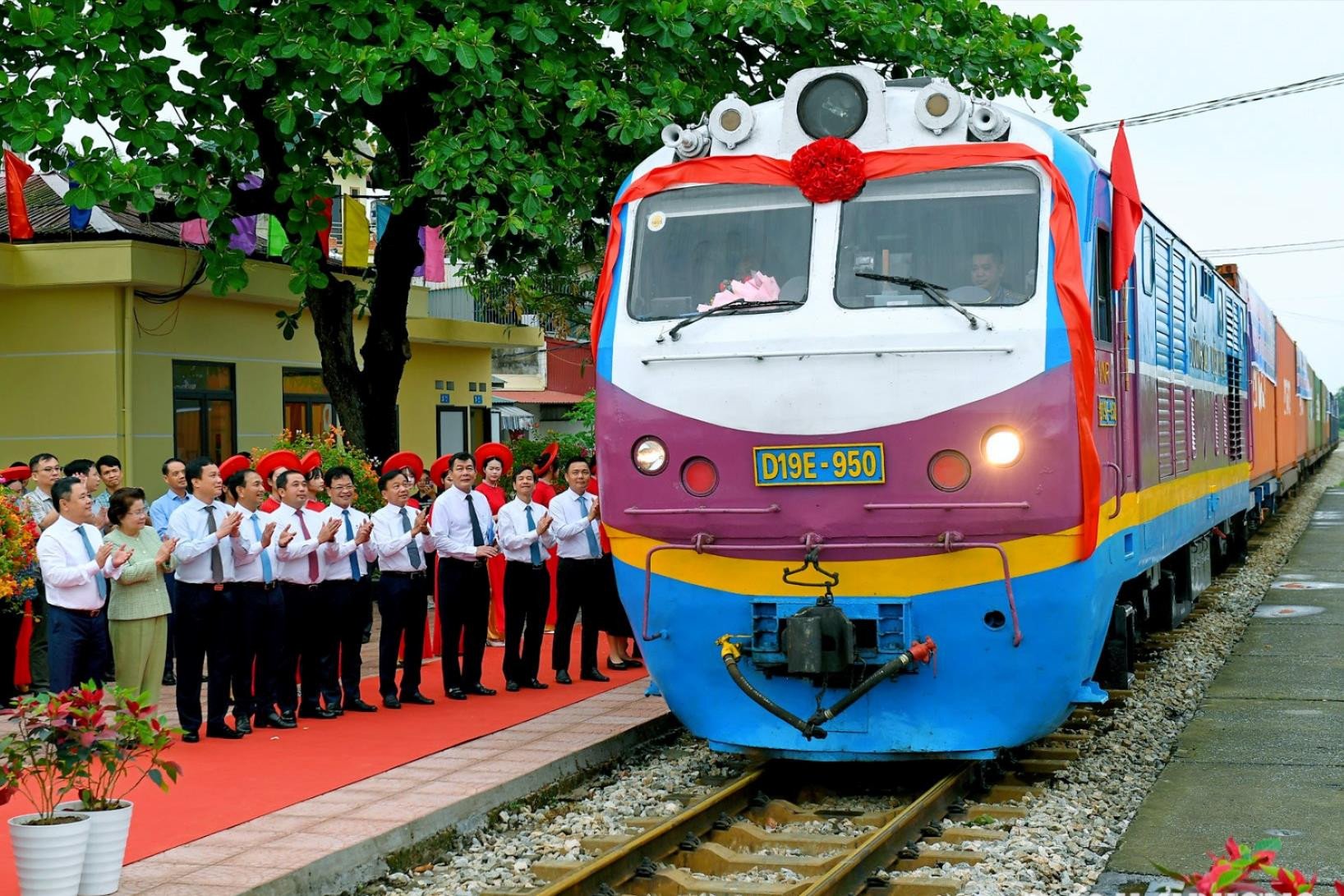 El primer tren salió de la estación de Cao Xa.