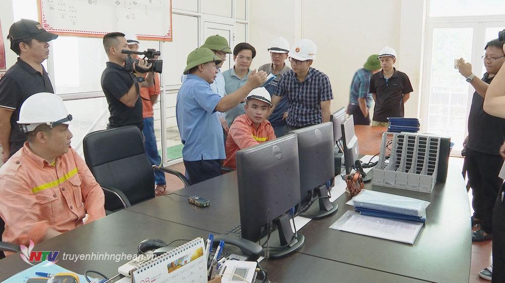 El vicepresidente del Comité Popular Provincial, Nguyen Van De, inspeccionó el proceso de operación de recepción de inundaciones de la central hidroeléctrica de Chau Thang.