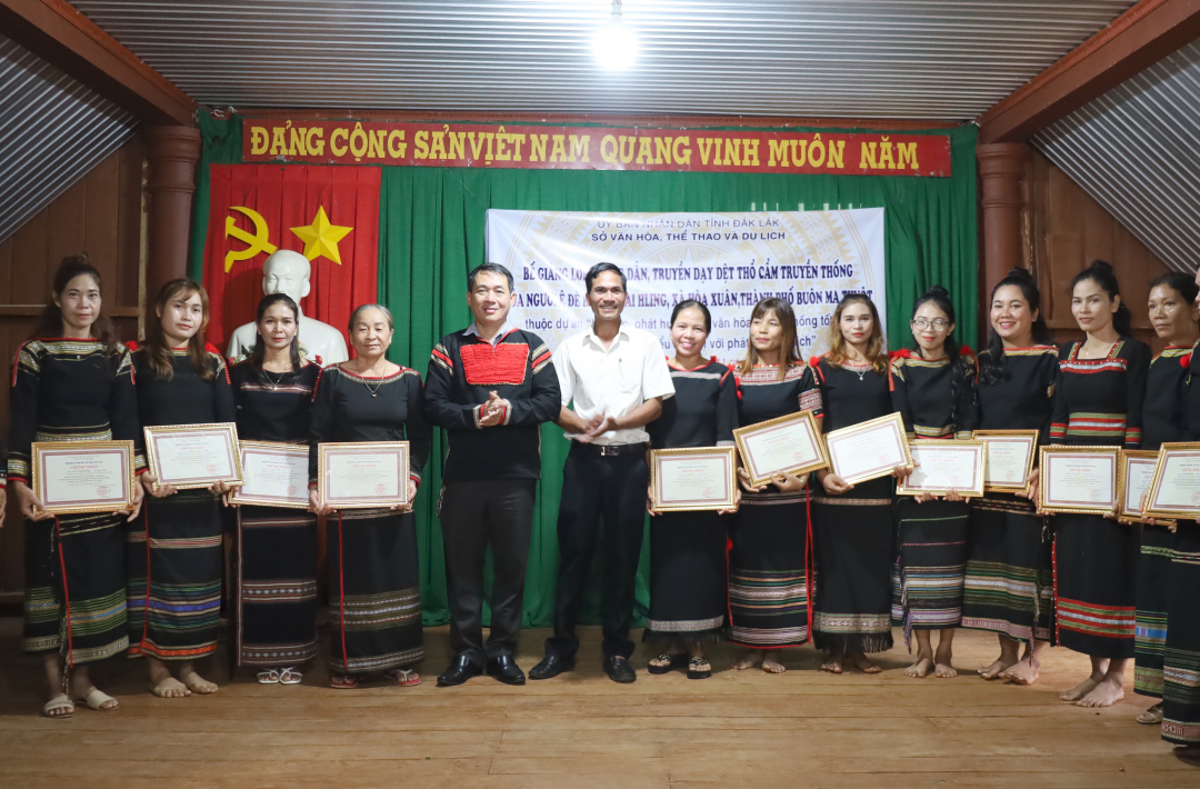 Closing ceremony of the traditional brocade weaving instruction class of the Ede people in Drai Hling village