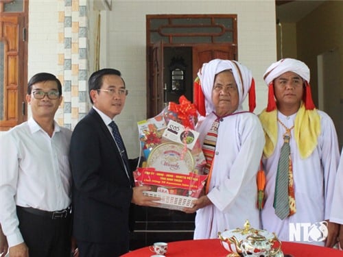 Comrade Pham Van Hau, Standing Deputy Secretary of the Provincial Party Committee, Chairman of the Provincial People's Council visited and congratulated Ramuwan.