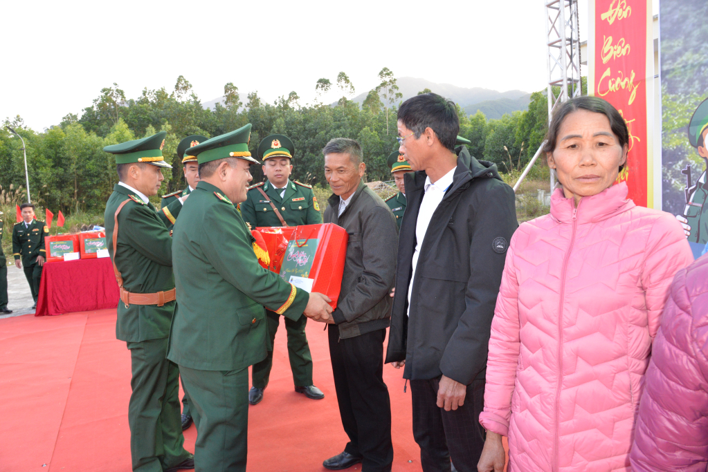 Đại tá Nguyễn Văn Thiềm tặng quà cho người dân xã Hải Sơn (TP Móng Cái).