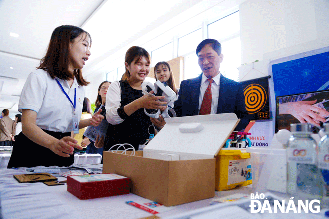 Das Danang City Innovation and Startup Festival – SURF 2023 spielt eine wichtige Rolle bei der Vernetzung des Startup-Ökosystems und der Unterstützung der Ressourcenverbindung. Im Bild: Ein Unternehmen stellt Produkte auf der SURF 2022 vor. Foto: VAN HOANG