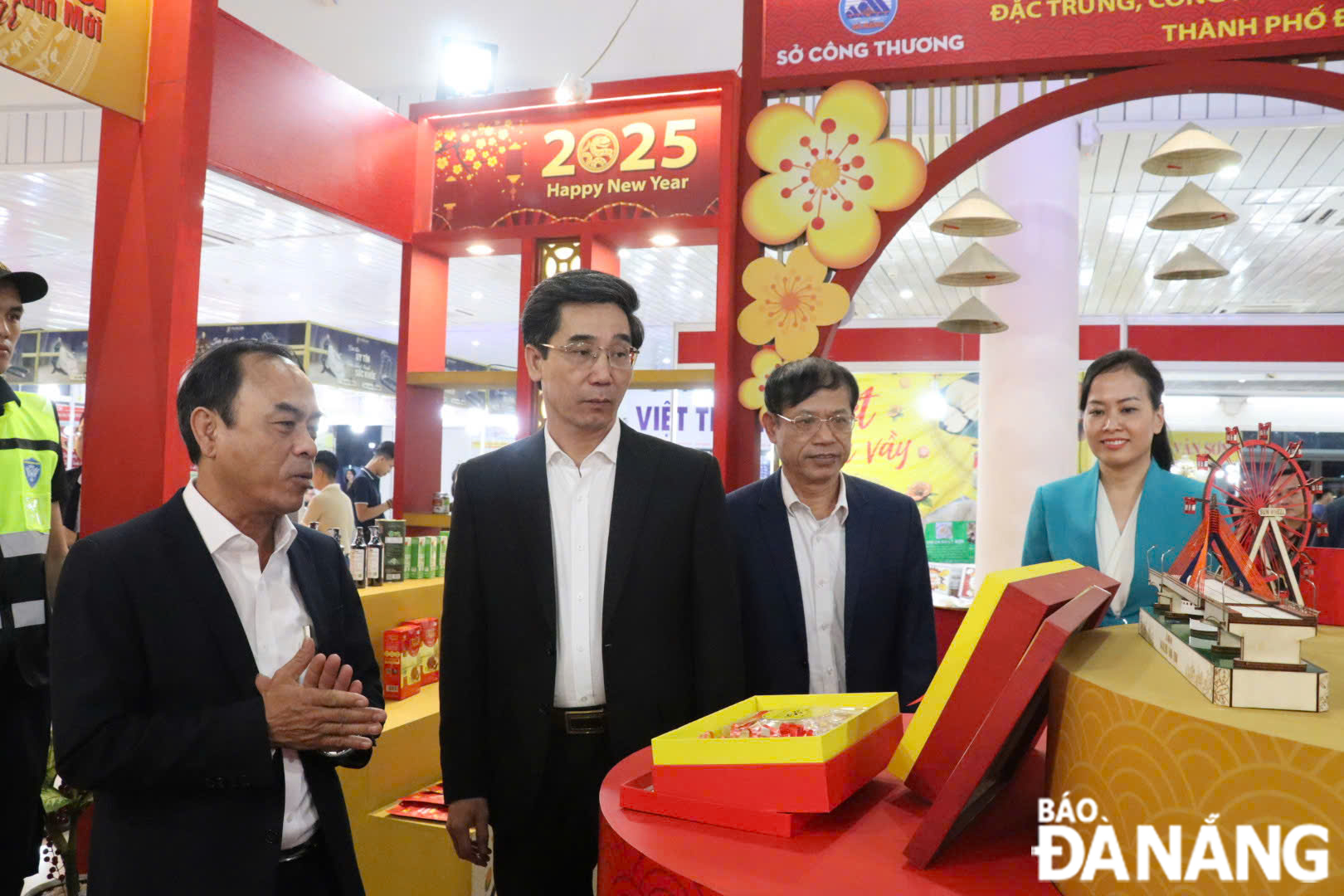 Le vice-président du Comité populaire de la ville, Tran Chi Cuong (2e à partir de la gauche), et les délégués ont visité les stands.