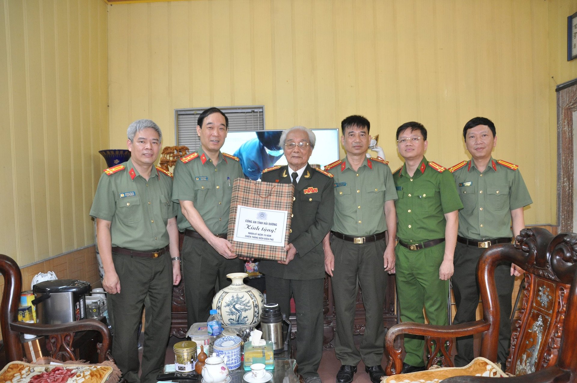 Les dirigeants de la police provinciale de Hai Duong rendent visite aux soldats blessés qui ont participé à la campagne de Dien Bien Phu