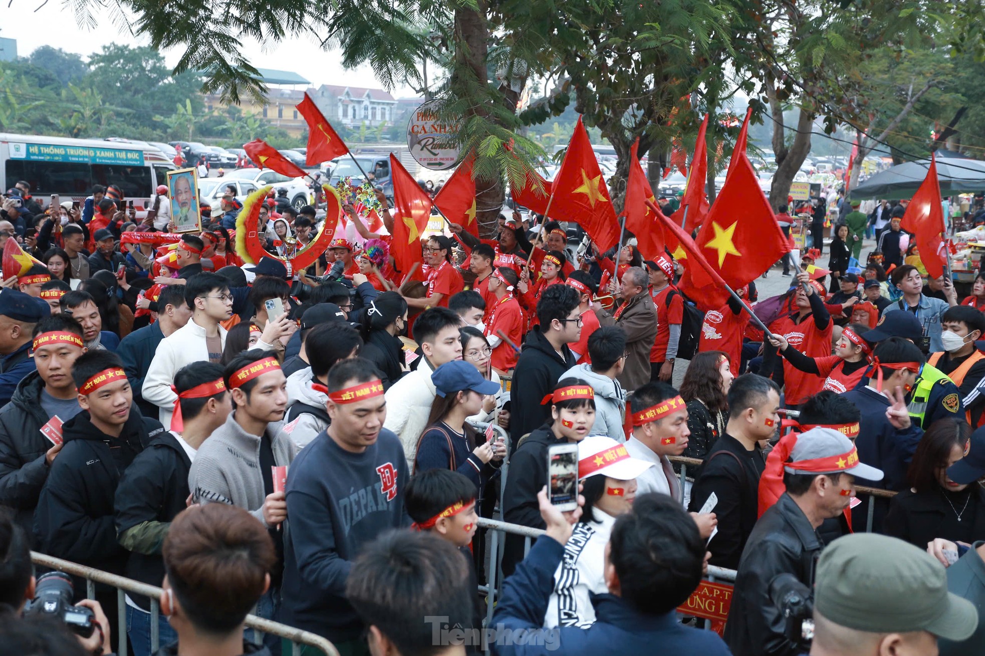 Viet Tri is glowing red, fueling the Vietnamese team in the second leg of the semi-final photo 11