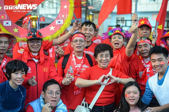 Vietnamese fans flocked to Viet Tri Stadium (Phu Tho) early to prepare to cheer for their home team.