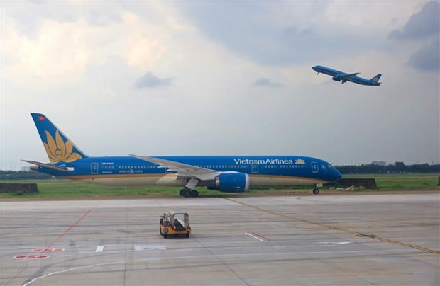 ベトナム航空の飛行機がタンソンニャット空港を離着陸する。（写真：ゴック・ハ/VNA）