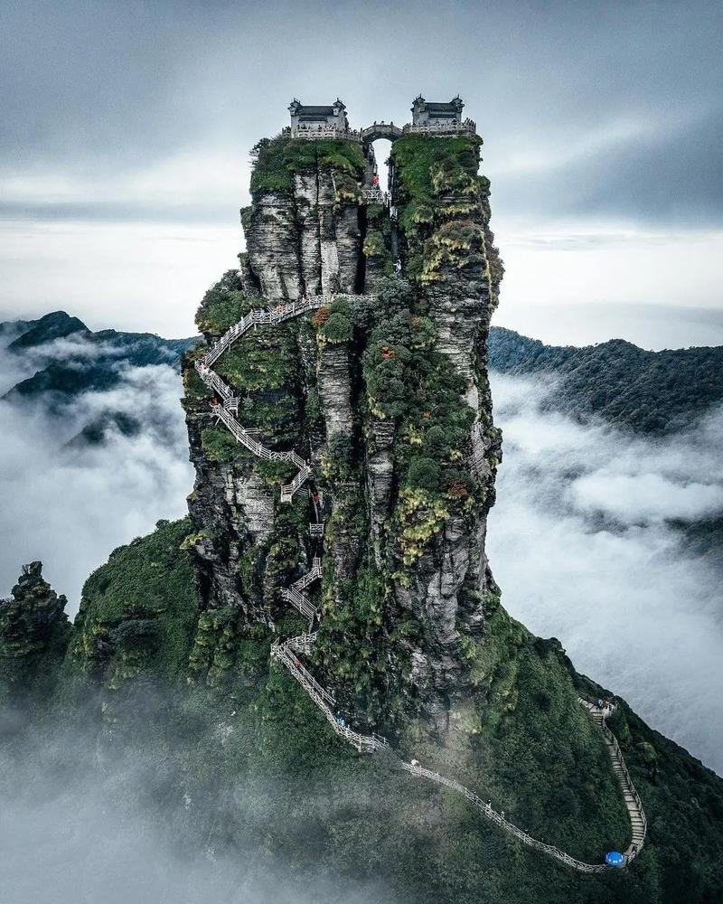 Vor mehreren hundert Jahren, als die Menschen noch nicht über die Hilfe schwerer Maschinen verfügten, gelang es den alten Völkern, auf dem Gipfel des 2.493 m hohen Fanjing-Berges, dem höchsten Gipfel des berühmten Wulingshan-Gebirges in China, einen Tempel zu errichten.