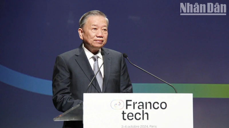 事務総長兼大統領のト・ラム氏がフォーラムで演説する。