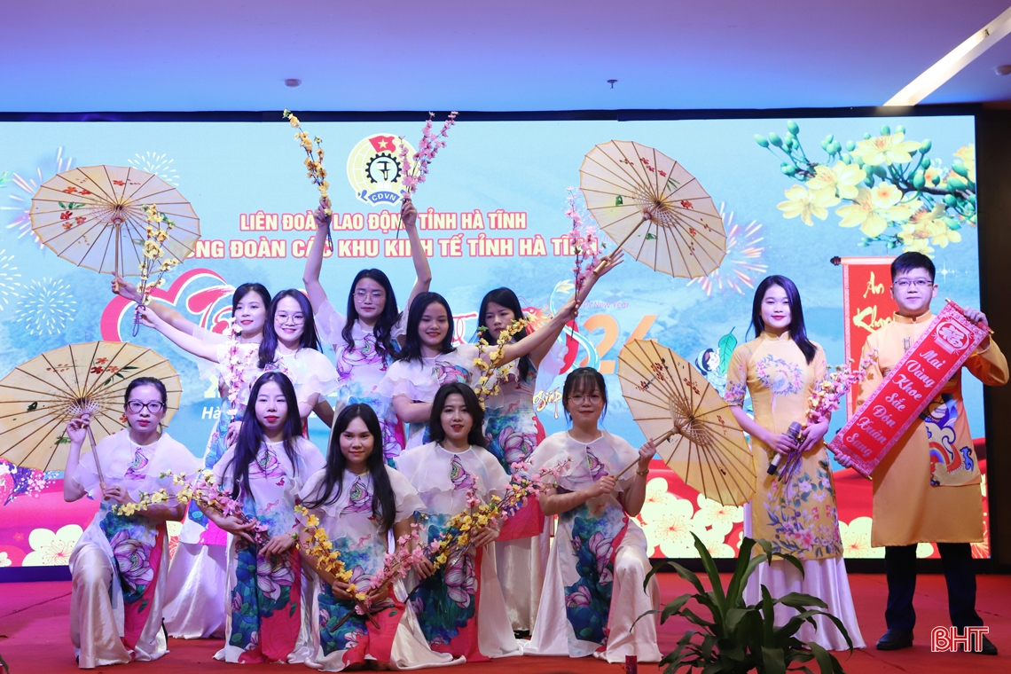 El presidente del Comité Popular Provincial celebra el Tet con los trabajadores de las zonas económicas de Ha Tinh