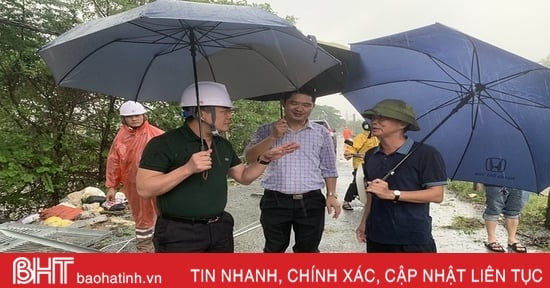 “Đội mưa” cấp tốc dựng mới trạm biến áp ở Nghi Xuân