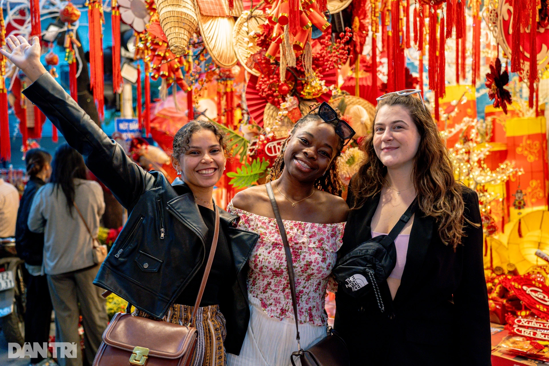 Westliche Touristen genießen die Atmosphäre des Neujahrsfestes in Hanoi