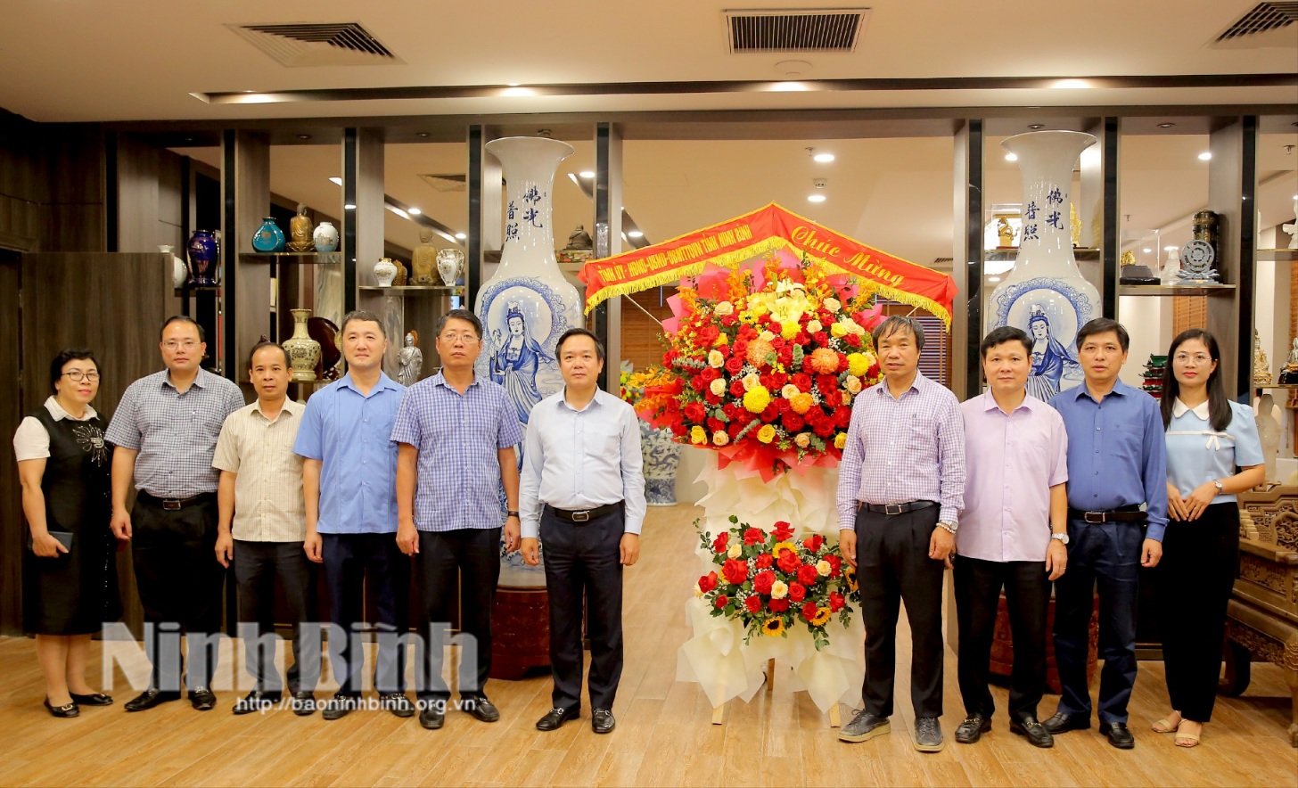 Provinzführer gratulieren Xuan Truong Construction Enterprise zum vietnamesischen Unternehmertag