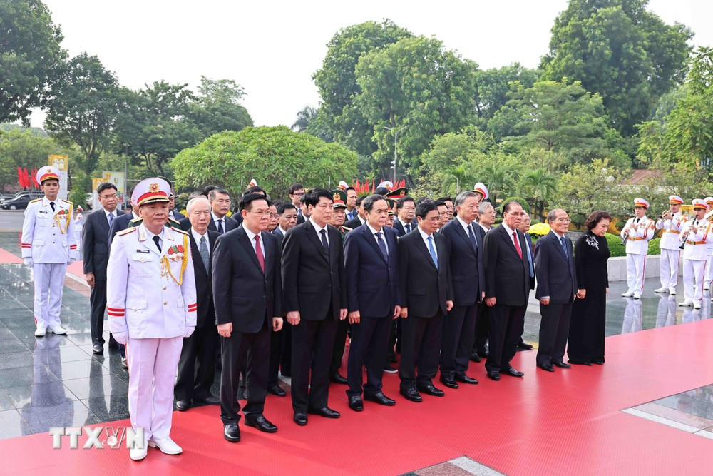 Dirigentes y ex dirigentes del Partido y del Estado conmemoran a los mártires heroicos. (Foto: Minh Duc/VNA)