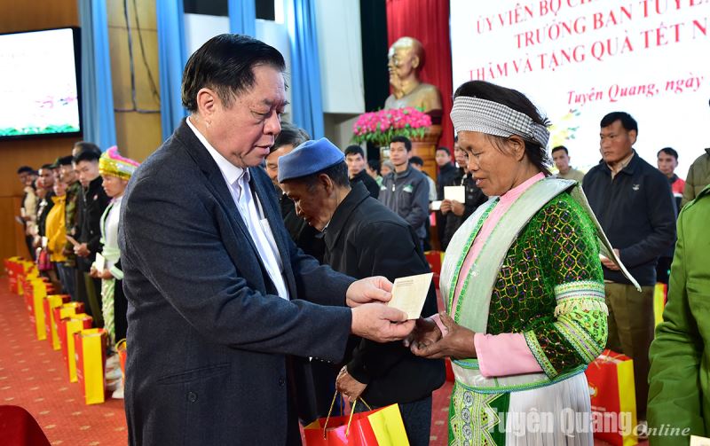 Le chef du Département central de la propagande, Nguyen Trong Nghia, a visité et offert des cadeaux du Têt aux familles politiques, aux pauvres et aux travailleurs de la province de Tuyen Quang.