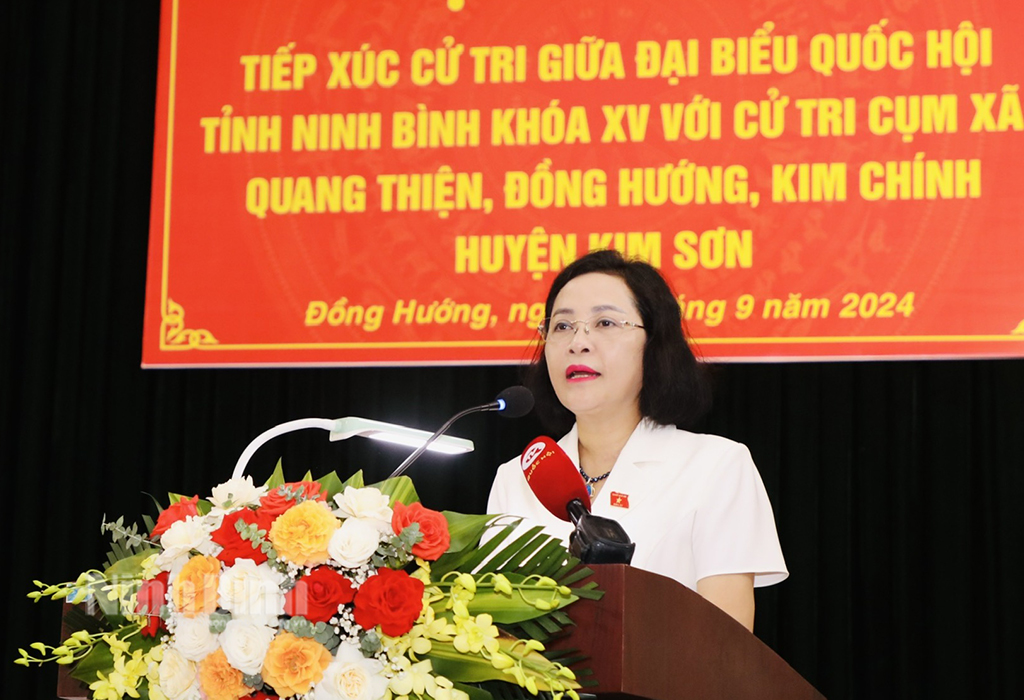 La vicepresidenta de la Asamblea Nacional, Nguyen Thi Thanh, se reunió con votantes del distrito de Kim Son.