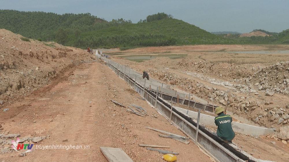 Dự án sửa chữa nâng cấp Hồ Đồi Tương ở phường Quỳnh Vinh, TX Hoàng Mai đang thi công giang dở.