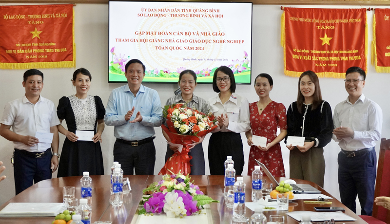 Leaders of the Department of Labor, War Invalids and Social Affairs presented flowers to congratulate teachers attending the national vocational education teachers' conference.