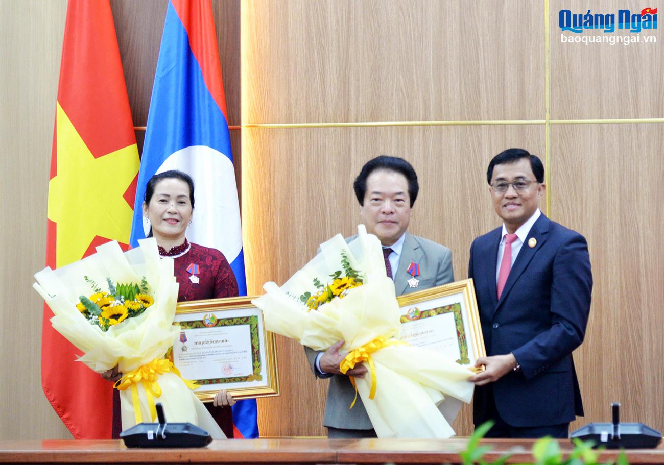 สหายเล็ก เลย์ ซี วี เลย์ มอบเหรียญอิสรภาพชั้นที่ 3 ของสาธารณรัฐประชาธิปไตยประชาชนลาว ให้แก่รองเลขาธิการคณะกรรมการพรรคประจำจังหวัด ดินห์ ถิ ฮ่อง มินห์ และรองประธานคณะกรรมการประชาชนประจำจังหวัด โว เฟียน