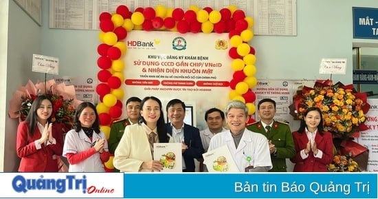 Remise d'un kiosque médical intelligent à l'hôpital général régional de Vinh Linh