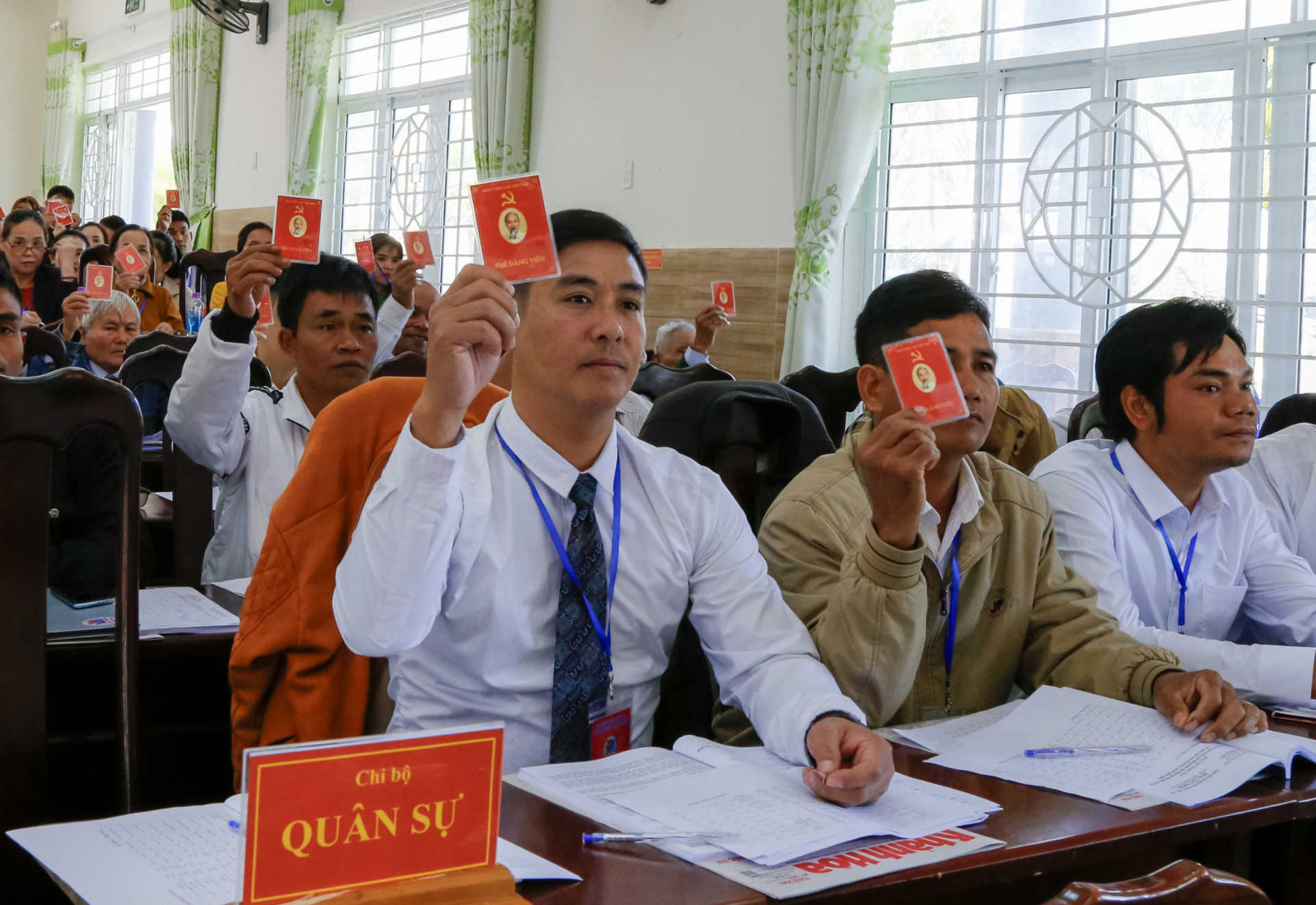 Các Đảng viên tham dự đại hội biểu quyết