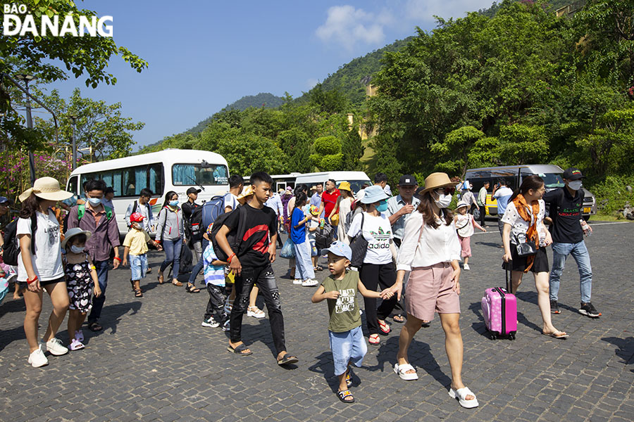 Tourist attractions are also bustling with visitors and entertainment. In the photo: Tourists visiting the Nui Than Tai Hot Spring Park. Photo: THU HA