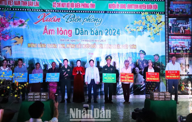 [Ảnh] “Xuân biên phòng - Ấm lòng dân bản” - Tết Giáp Thìn 2024 ở Đắk Lắk ảnh 5