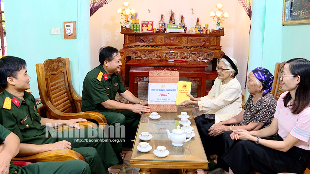 Líderes del Comando Militar Provincial visitaron y entregaron obsequios a las Madres Heroicas y familias de los políticos vietnamitas