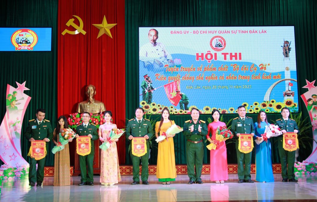 Le colonel Tran Minh Trong, commissaire politique du commandement militaire provincial, a remis des drapeaux souvenirs aux équipes en compétition.