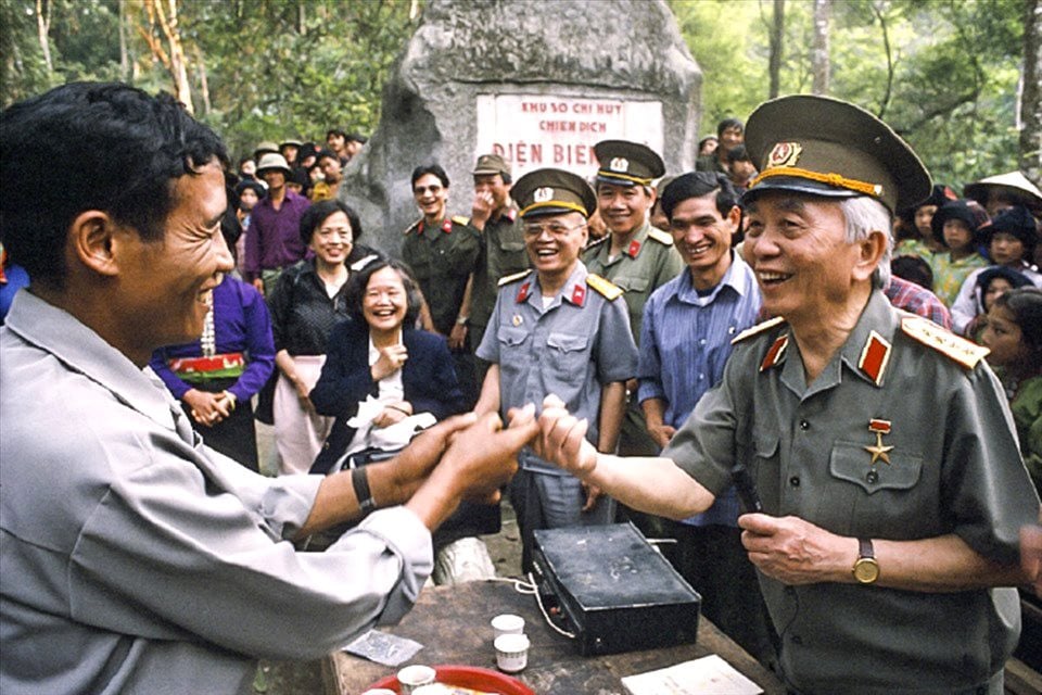 bai-muong-phang-anh-2-dai-tuong-vo-nguyen-giap-voi-nhan-dan-muong-phang-672cda5014b8f79e07f382d44c3454c4.jpg