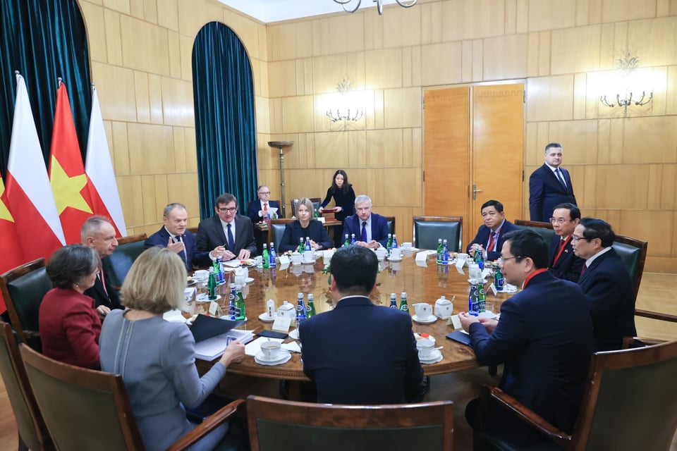 Le Premier ministre polonais Donald Tusk a souligné que la visite du Premier ministre Pham Minh Chinh était très importante, créant un nouvel élan pour approfondir l'amitié et la coopération multiforme entre les deux pays de manière plus pratique et plus efficace - Photo : VGP