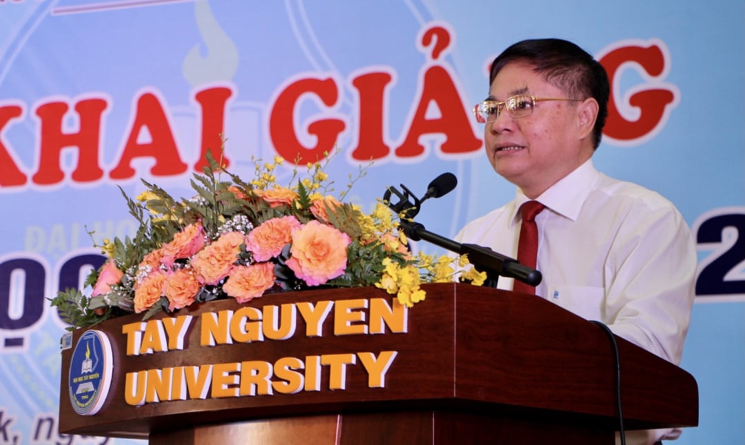 Lea la carta de saludo del nuevo año escolar del presidente Nguyen Xuan Phuc al sector educativo de todo el país con motivo de la apertura del nuevo año escolar 2023-2024.
