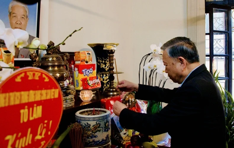 General Secretary To Lam offers incense in memory of General Secretary Do Muoi. (Photo: VOV)