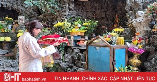 Người dân nườm nượp đến đền Chợ Củi trước ngày chính lễ