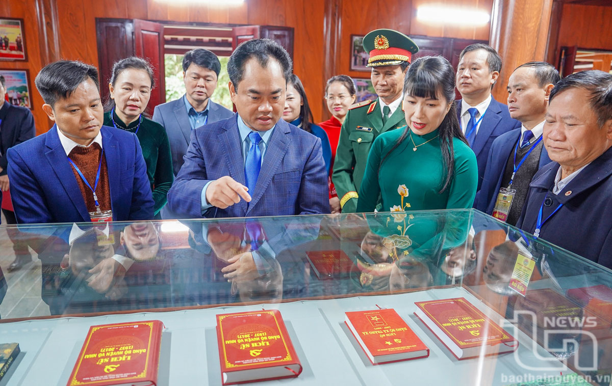 Provincial Party Secretary Trinh Viet Hung visited the exhibition area at the Traditional House of the Relic Site.
