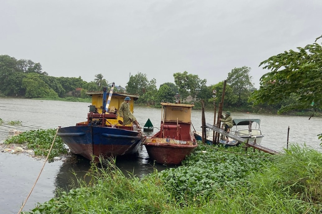 ទូកត្រូវបានអនុញ្ញាតឱ្យធ្វើចរាចរម្តងទៀតនៅតាមដងទន្លេក្នុងស្រុកចំនួនបីក្នុងទីក្រុង Hai Duong បន្ទាប់ពីមានការរឹតបន្តឹងអស់រយៈពេលជាងពីរសប្តាហ៍ដោយសារទឹកជំនន់។