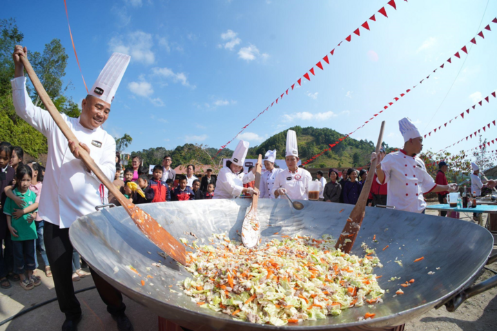 กระทะผัดหมูผักขนาดเส้นผ่านศูนย์กลาง 2 เมตร ออกแบบโดยเชฟมืออาชีพ