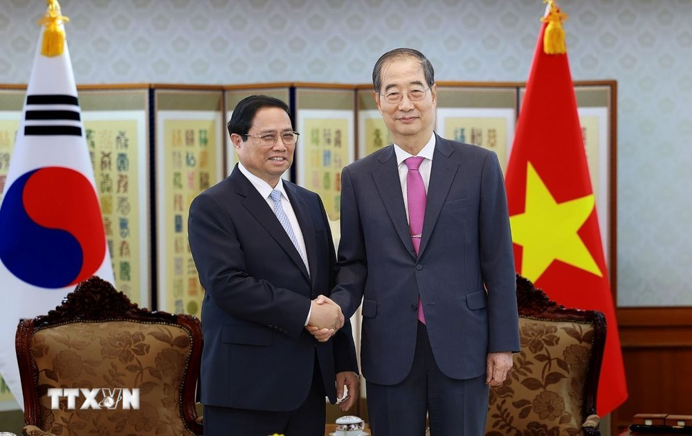 Prime Minister Pham Minh Chinh holds talks with South Korean Prime Minister Han Duck Soo. (Photo: Duong Giang/VNA)