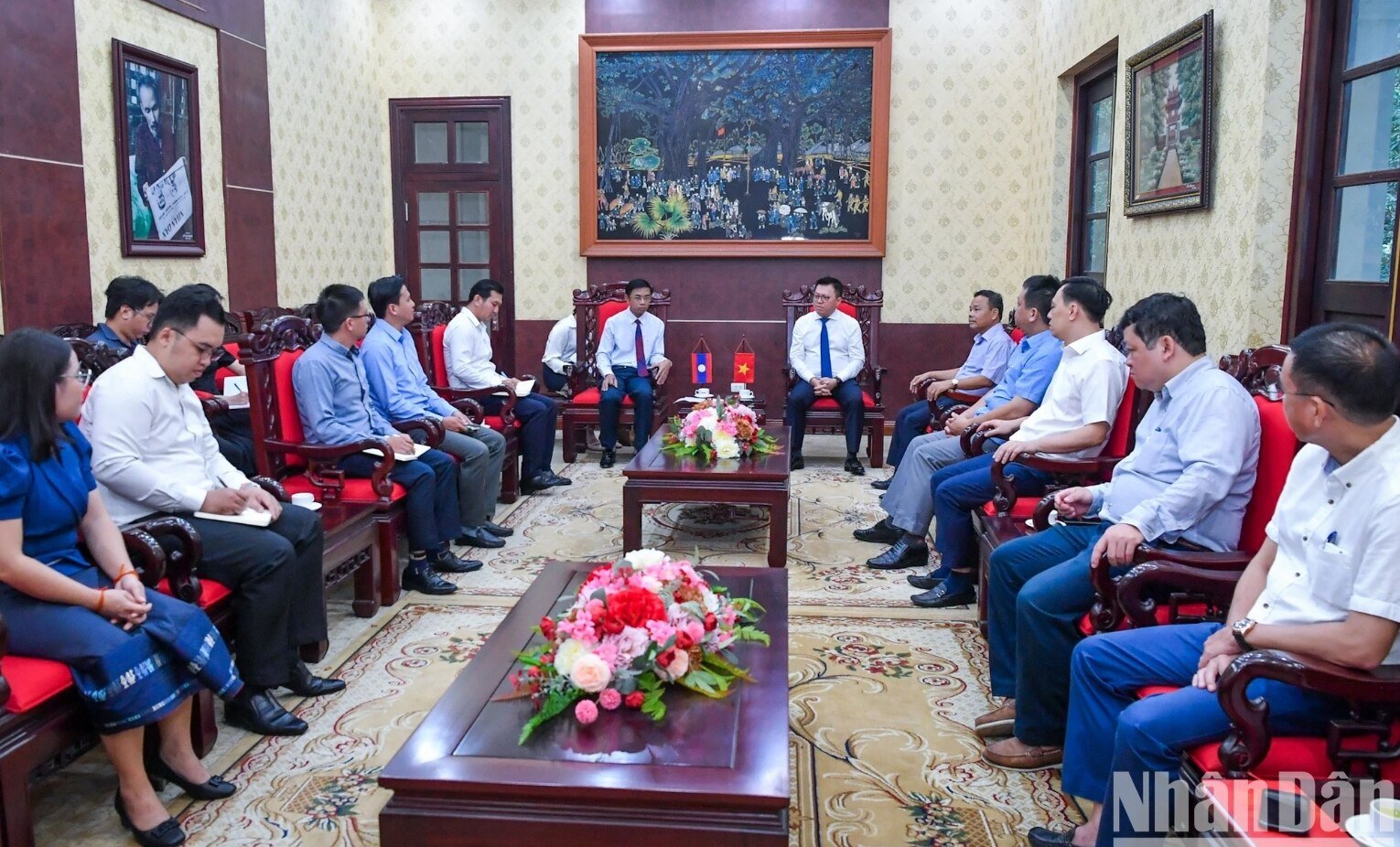 Le groupe de travail du journal Lao Paxxon participera à des sessions de formation professionnelle au journal Nhan Dan, image 1