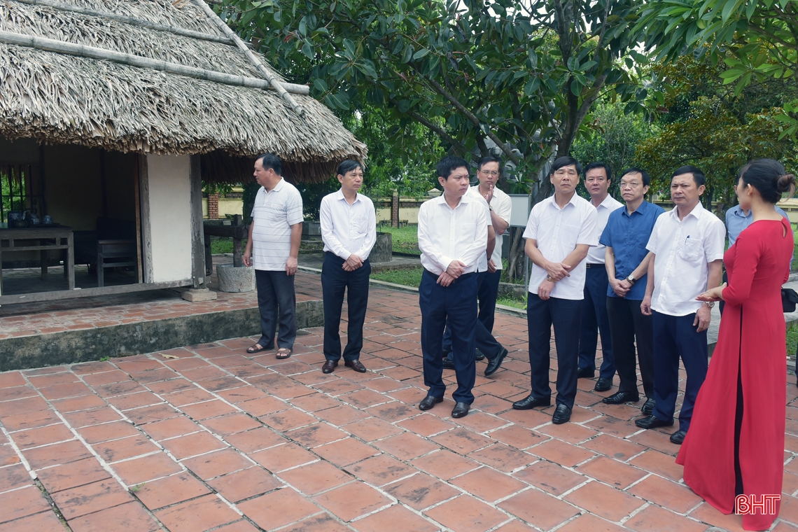 Ha Nam province delegation offers incense at some red addresses in Ha Tinh